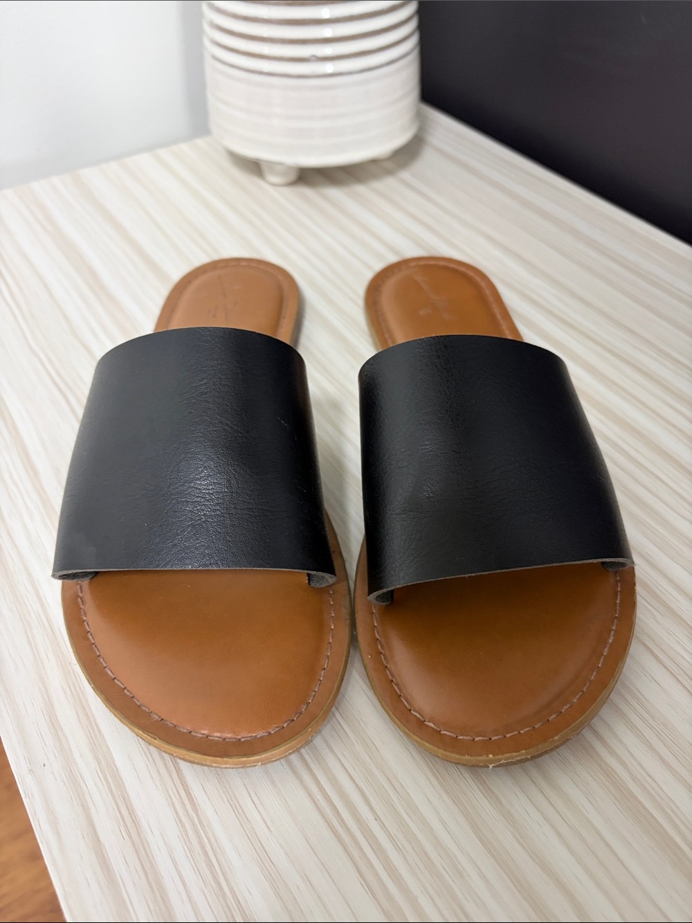 Women’s Universal Thread Classic Black Slide Sandals with Tan Footbed!! GUC